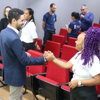 Frederico Arthur interagindo com participantes no fim do evento