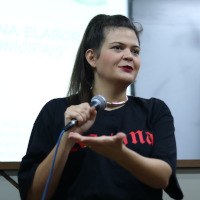 Fala da Vereadora Aava Santiago frente ao Auditório Carlos Eurico