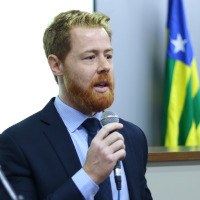 Dr. Lucas em fala frente ao público