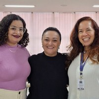 Palestrante Rose Borges e servidoras da Câmara Municipal de Goiânia sorriem abraçadas