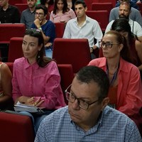 Público diversificado ocupa auditório de poltronas vermelhas