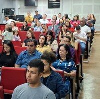 Visão ampla de auditório com participantes