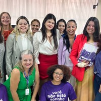 Vereadora Aava Santiago e participantes da palestra Juntas Somos Mais Fortes vestem camisetas roxas com frase você não está sozinha em celebração ao Mês da Mulher