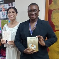 Educadora Mônica Strege e convidada seguram exemplares do livro autobiográfico É sobre viver durante lançamento na Escola do Legislativo