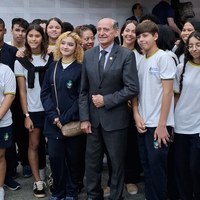 Vereador Anselmo Pereira em sorriso e abraço com grupo de estudantes da rede estadual