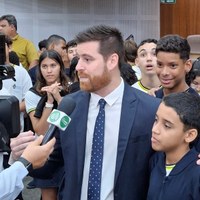 Vereador Sanches da Federal concede entrevista à TV Câmara cercado por estudantes