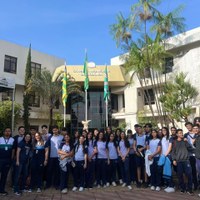 30 estudantes da rede estadual em frente à fachada principal da Câmara Municipal
