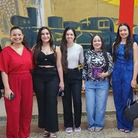 Equipe da Escola Legislativa e corpo discente de Direito da PUC/GO à frente de painel artístico sobre história de Goiânia