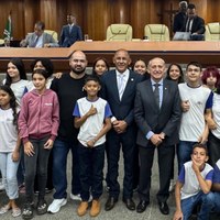 Vereadores Anselmo Pereira e Markim Goya posam com grupo de crianças e adolescentes no plenário