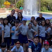 Grupo infantil de escola particular posa à frente da fonte luminosa na entrada da Câmara Municipal de Goiânia