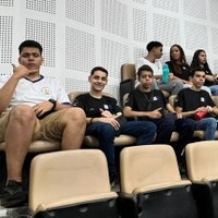 Integrantes de corpo discente ocupam poltronas das galerias do Plenário da Câmara Municipal de Goiânia durante sessão