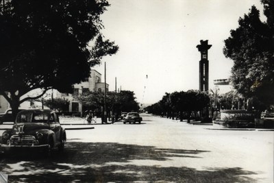 RELOGIO da AVENIDA GOIAS - Década de 40 (Arquivo cedido pela Prefeitura de Goiânia).jpg