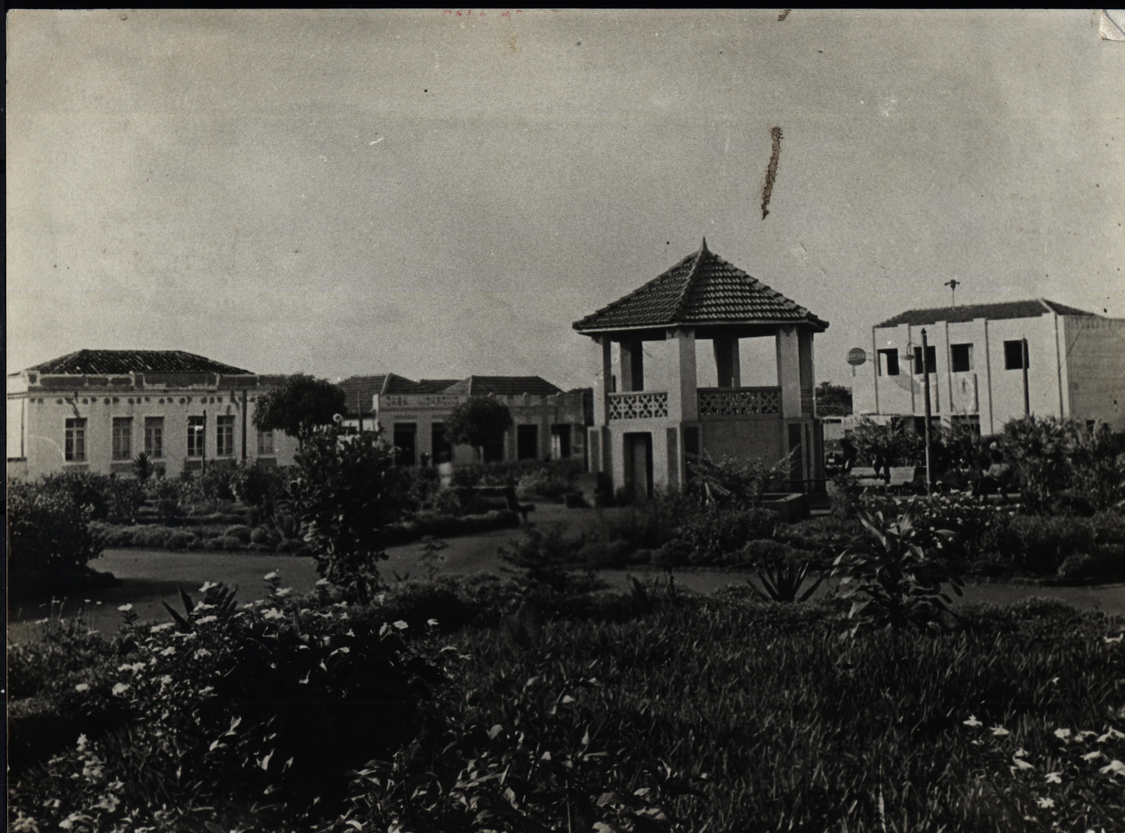 PRAÇA JOAQUIM LÚCIO - Década de 40 (Arquivo cedido pela Prefeitura de Goiânia).jpg