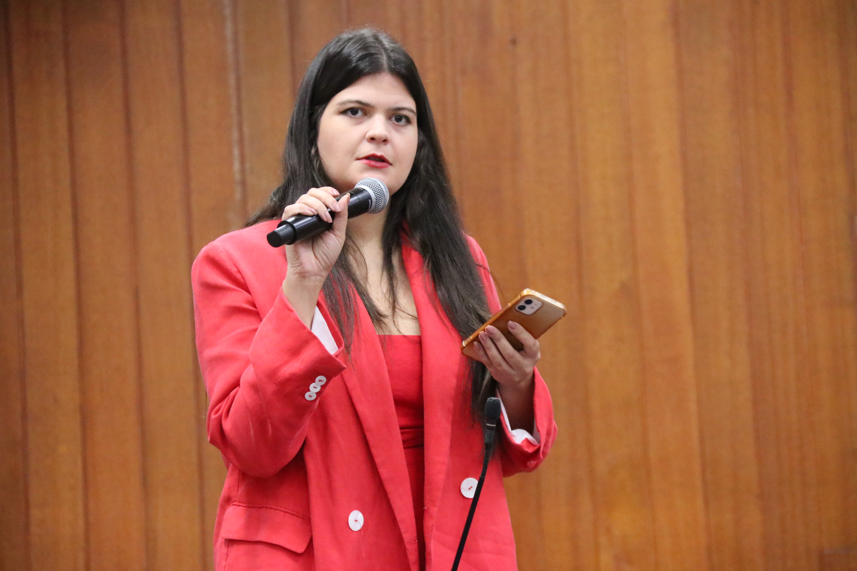 Aava Santiago propõe proibição de homenagens a escravocratas e a militares da ditadura