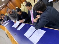 Andrey Azeredo entrega a Romário Policarpo documentos da gestão 2017/2018 da Câmara
