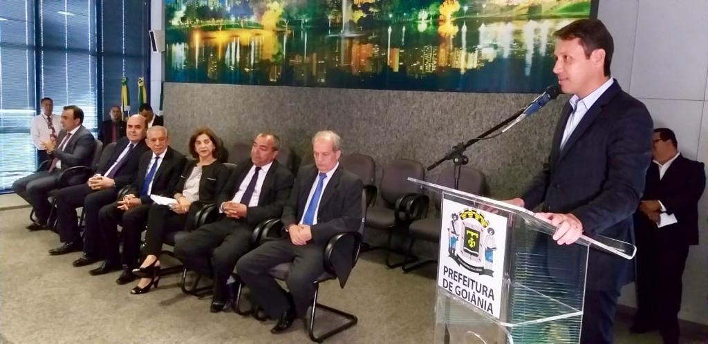 Andrey Azeredo participa da sanção da Lei da Família Acolhedora em Goiânia