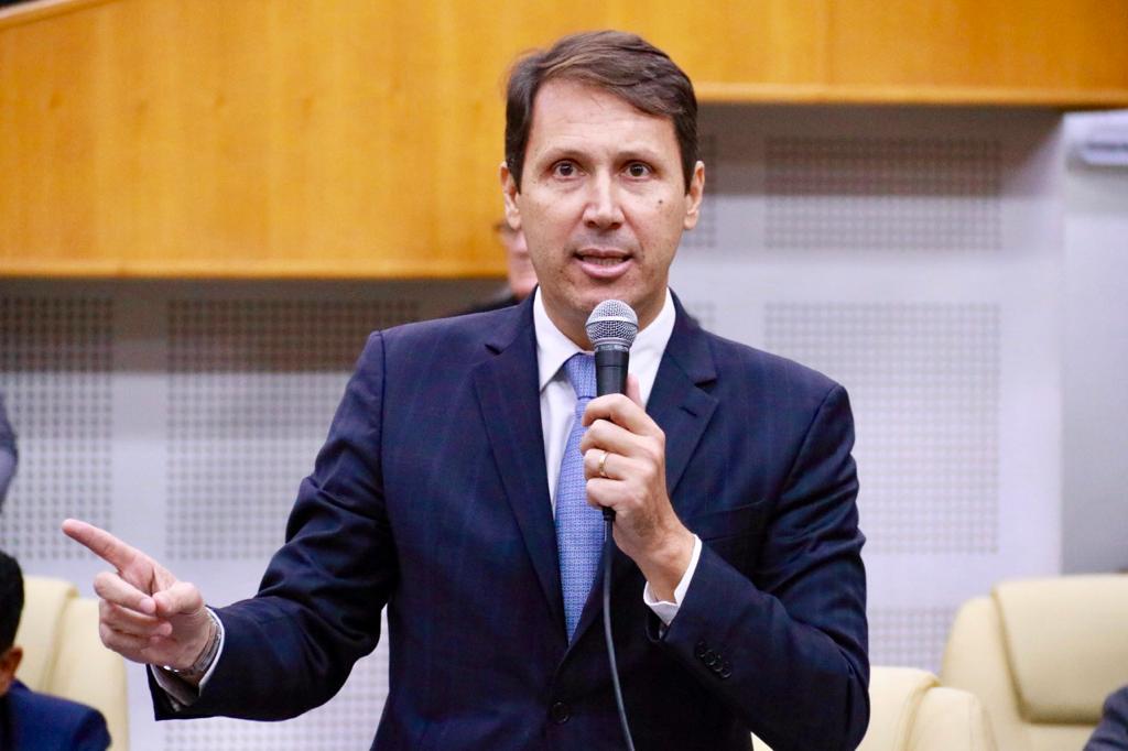 Andrey Azeredo vota a favor da antecipação da eleição da Mesa Diretora da Câmara Municipal