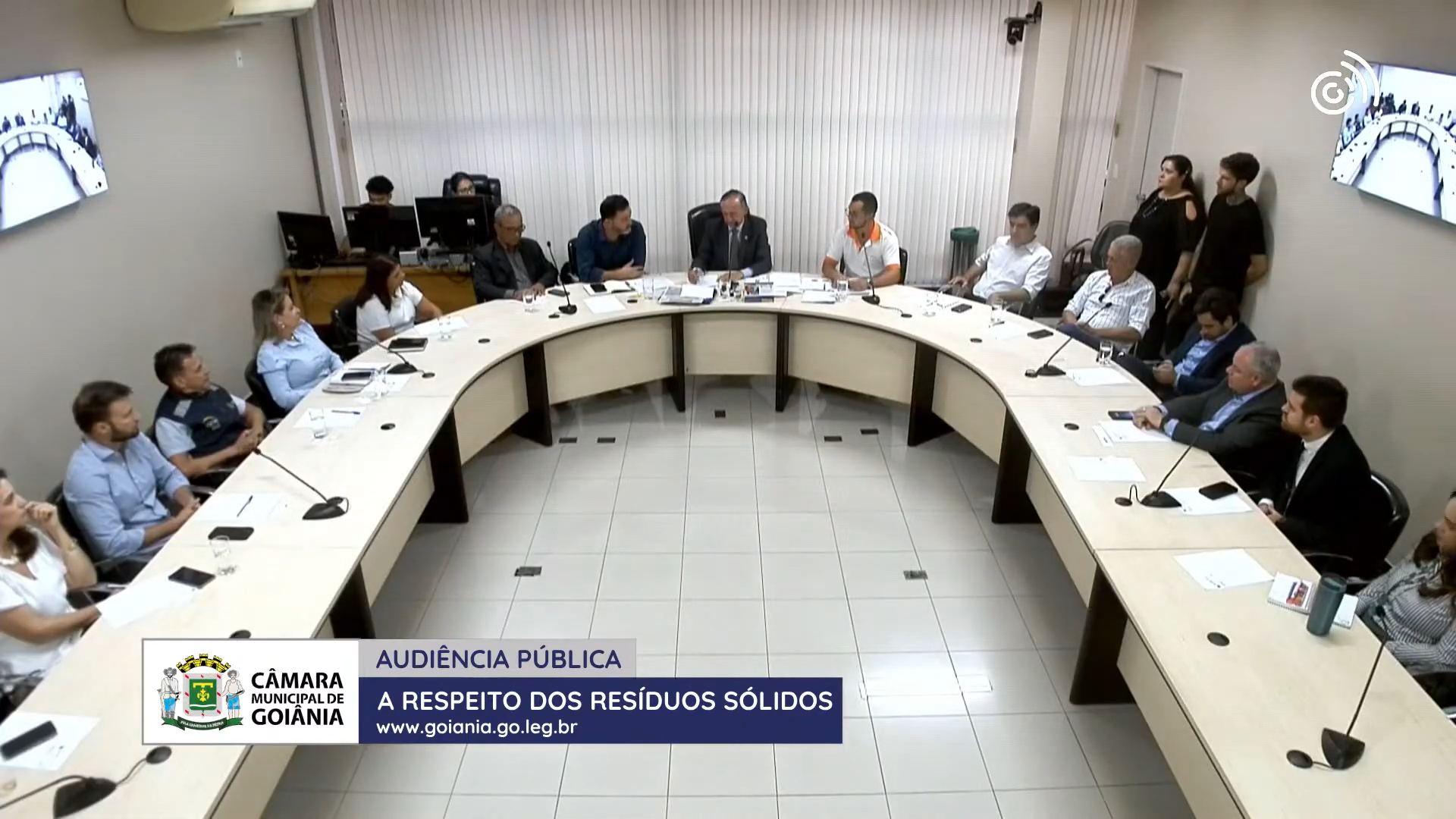 Anselmo Pereira recebe caçambeiros para tratar sobre descarte de resíduos em Goiânia