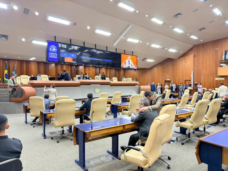 Câmara aprova autonomia financeira para escolas municipais, garantindo repasses diretos de verbas.