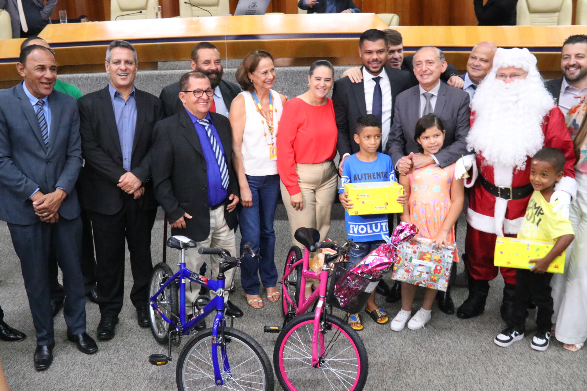 Câmara entrega mais de 200 presentes à campanha de Natal dos Correios