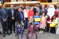 Câmara entrega mais de 200 presentes à campanha de Natal dos Correios