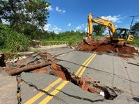 Clécio Alves fiscaliza obras de ponte do Bairro Goiá