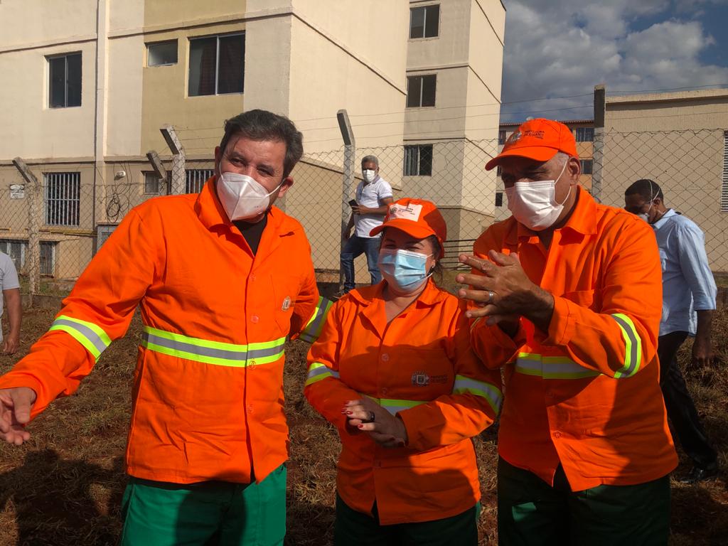 Clécio homenageia garis, ao lado do prefeito e da Primeira-Dama