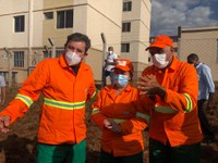 Clécio homenageia garis, ao lado do prefeito e da Primeira-Dama