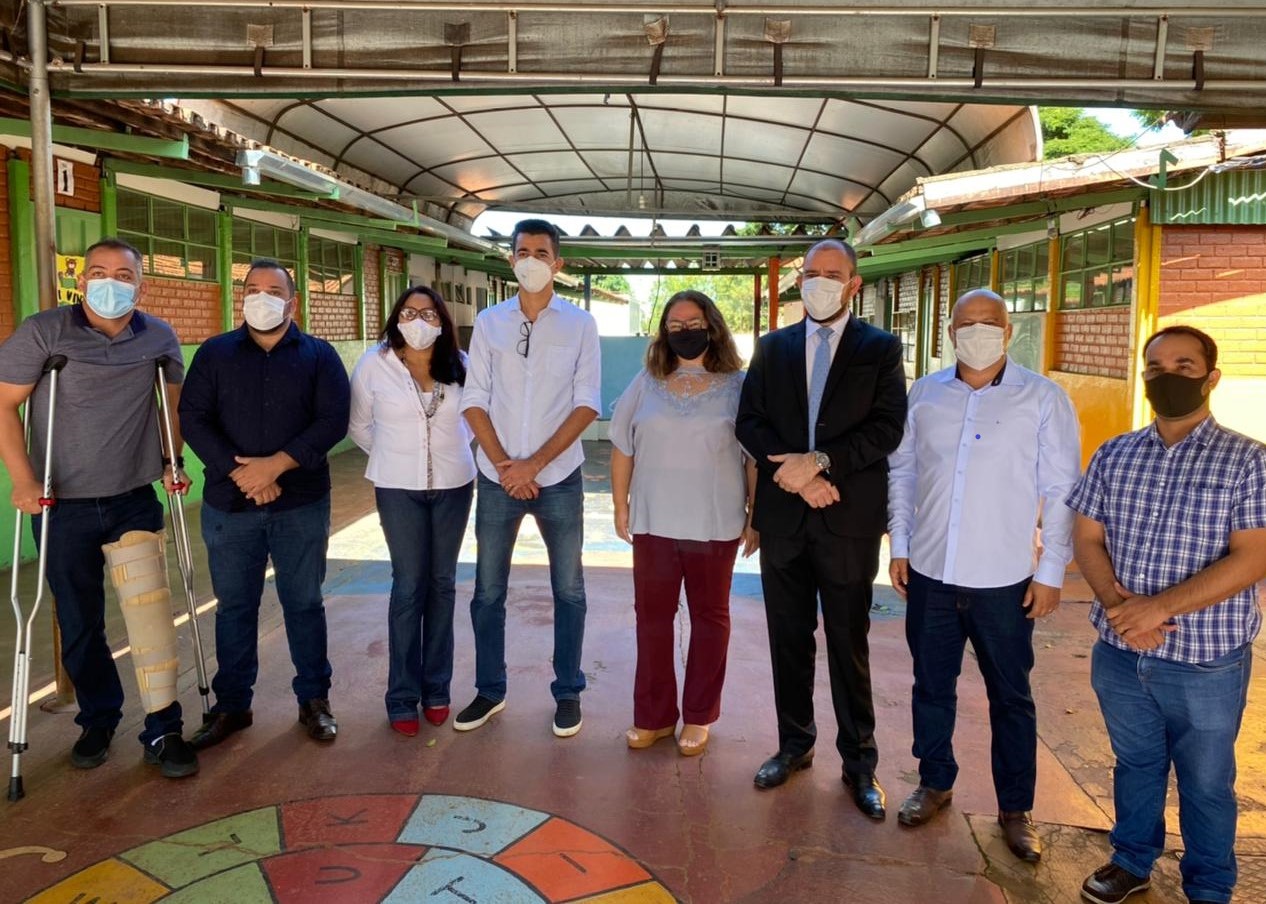 Edgar Duarte visita escolas da região norte de Goiânia
