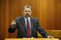 Elias Vaz quer explicações sobre desperdício de merenda