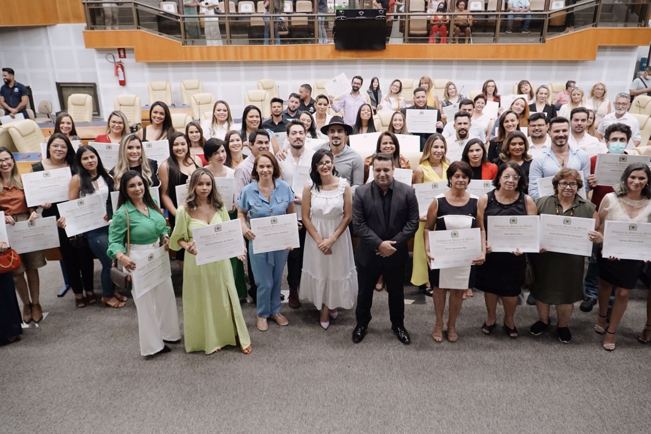 Em Sessão Solene, Gabriela Rodart homenageia profissionais de beleza