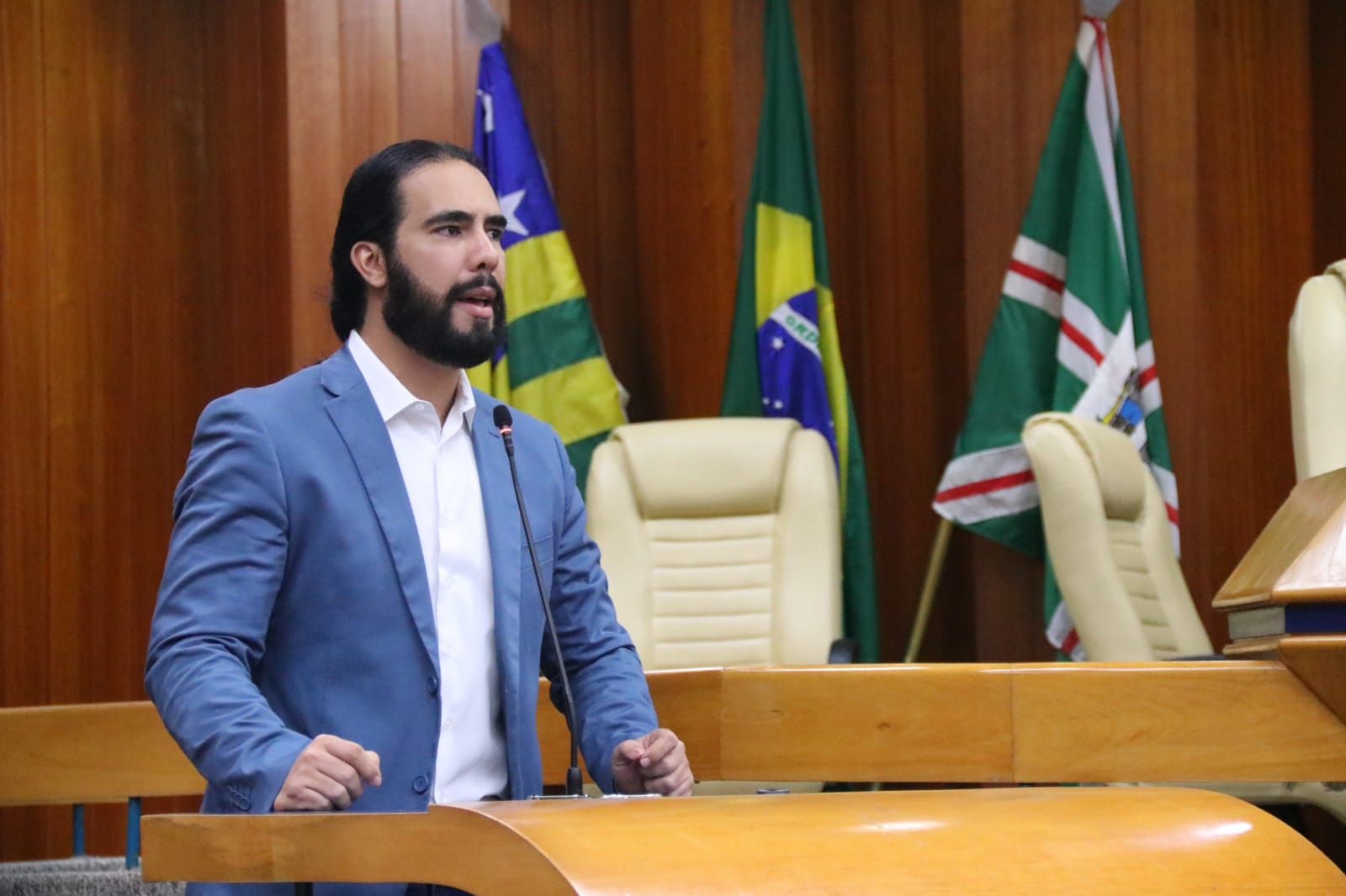 Em vídeo e em pronunciamento na Câmara, vereador Marlon Teixeira afirma que interrupção de mandato é "injusta"