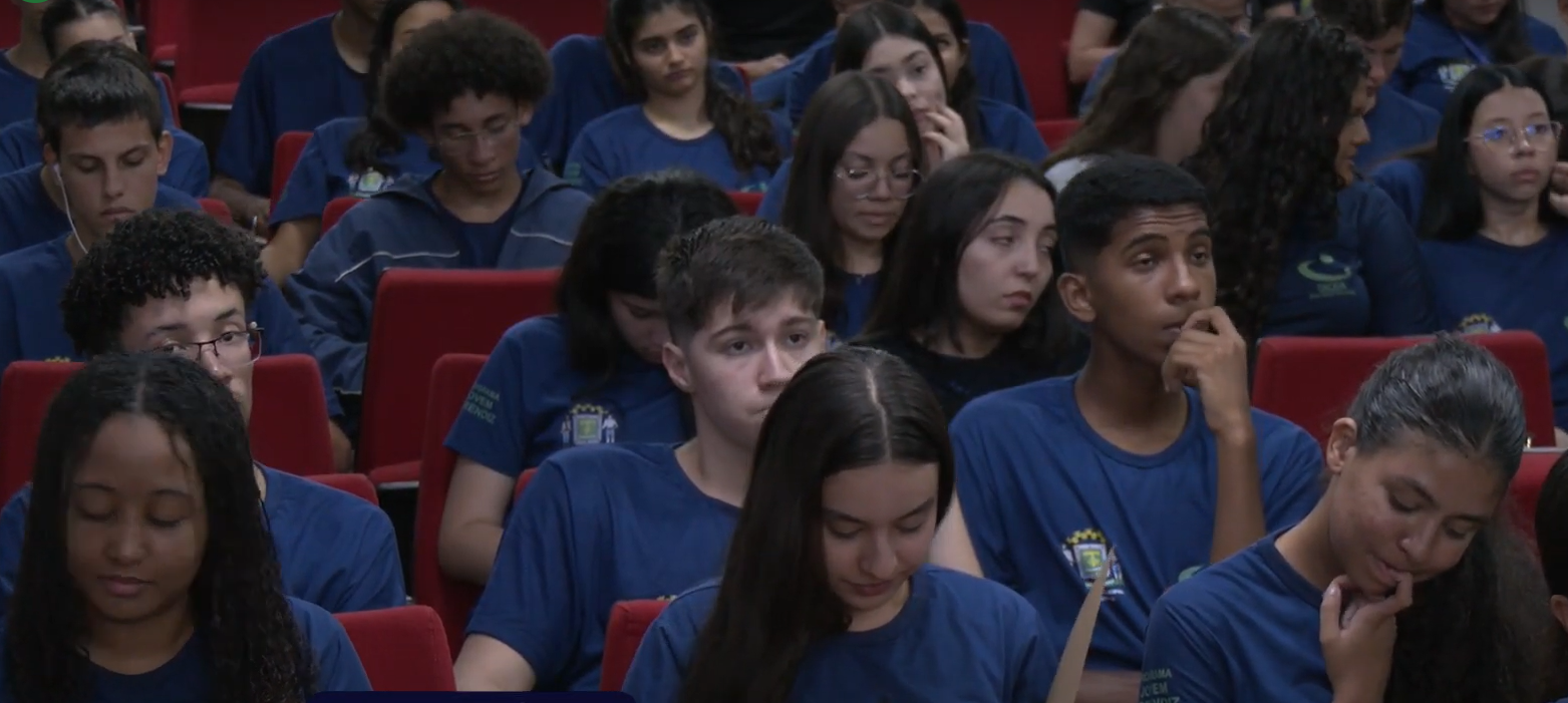 Escola do Legislativo promove minicurso de formação política para jovens aprendizes