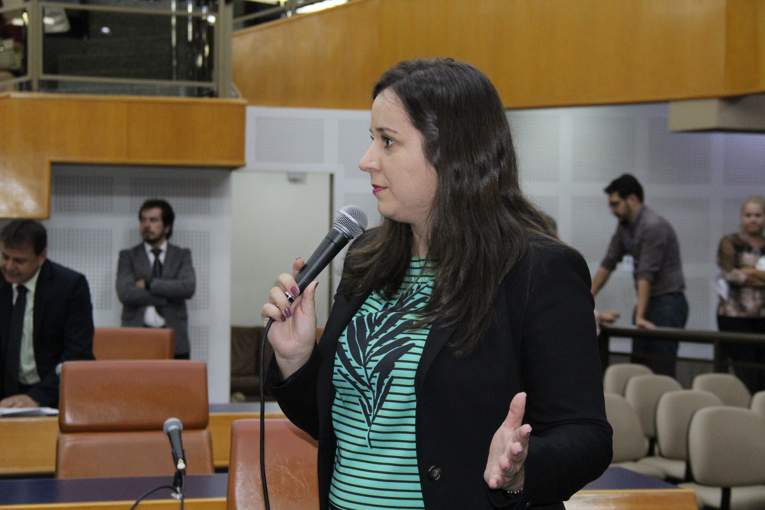 Leia Klébia solicita homenagens às mães e professores