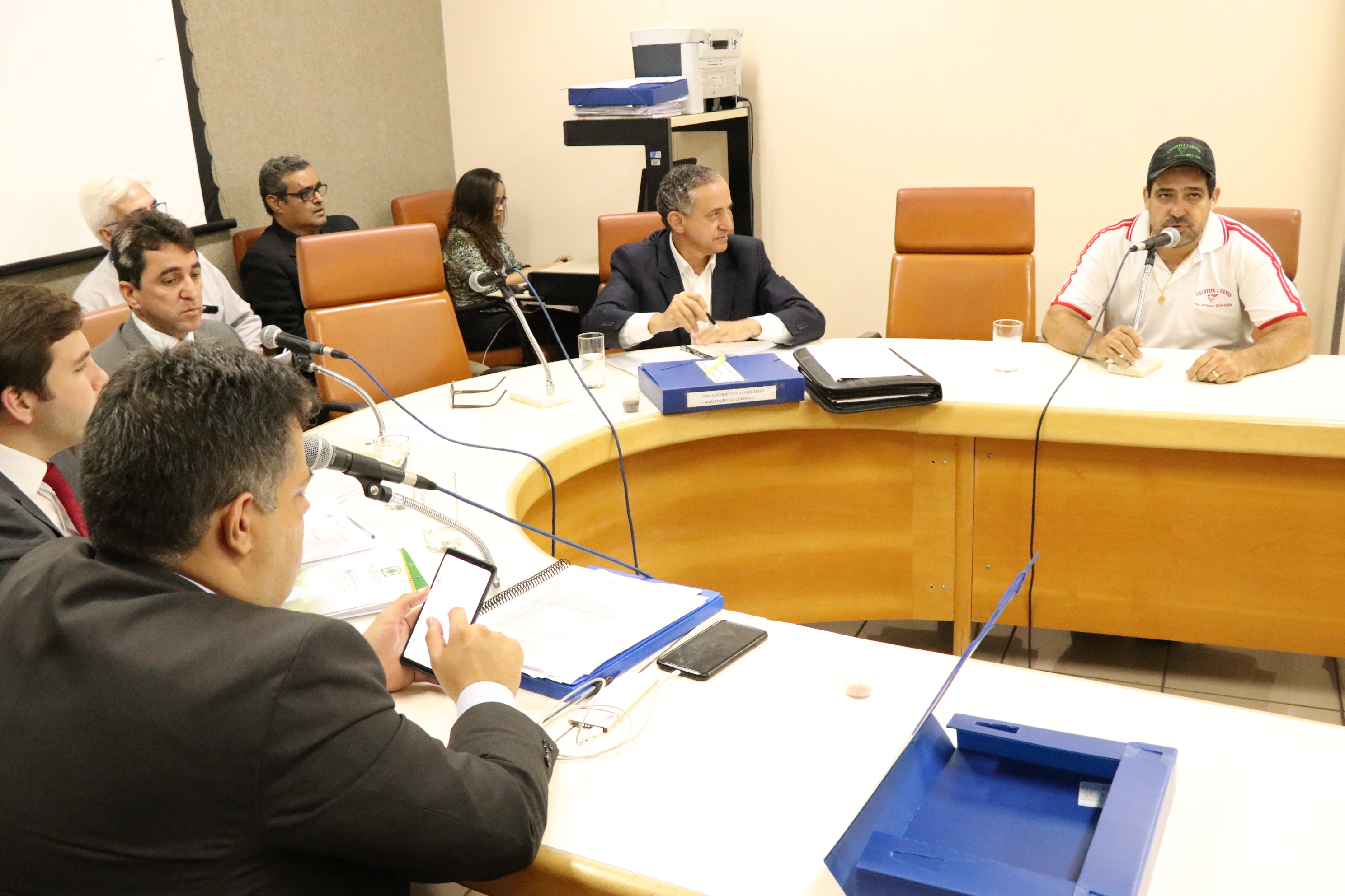 Mais moradores relatam mau cheiro em reunião de comissão que investiga o problema