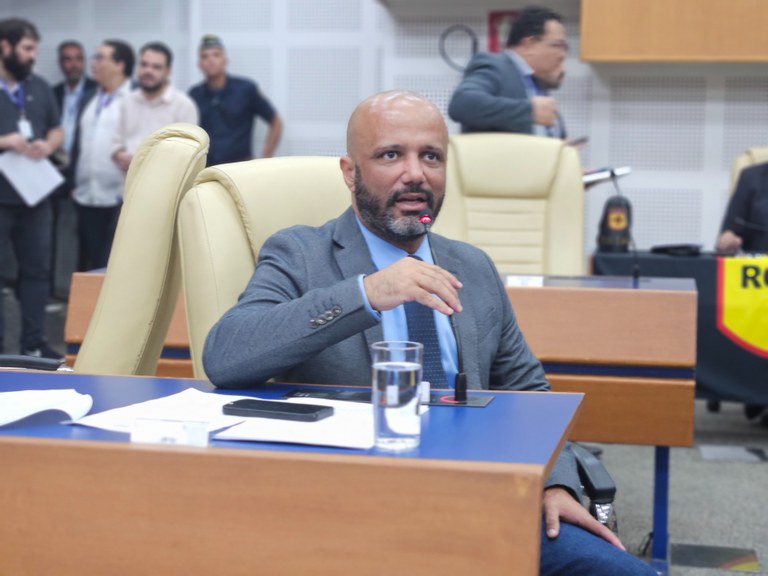 Vereador Major Vitor Hugo propõe transporte gratuito para pessoas com autismo e acompanhantes em serviços de saúde e educação