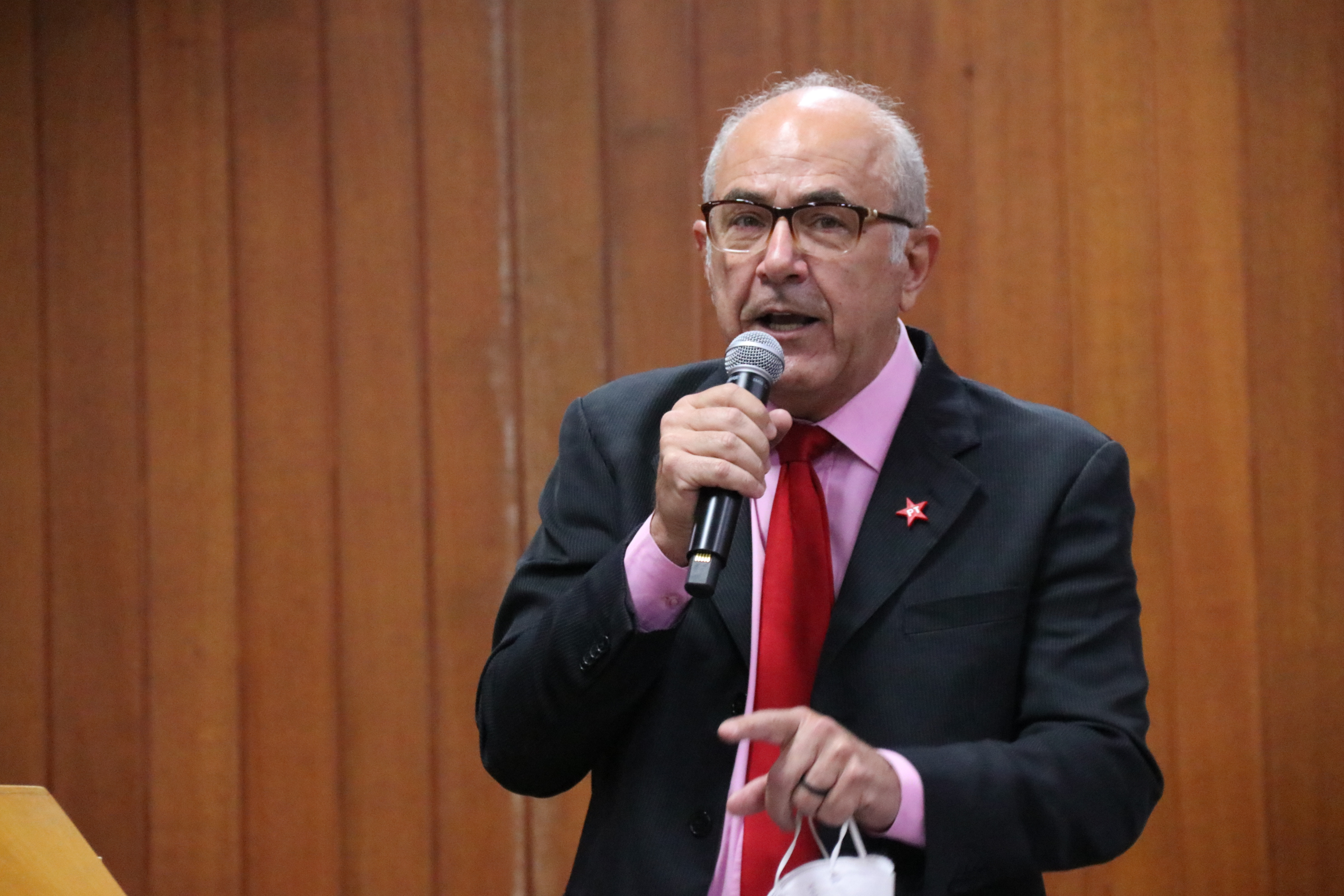 Mauro Rubem apresenta decreto para rescisão de contrato da SMS com Loc Service