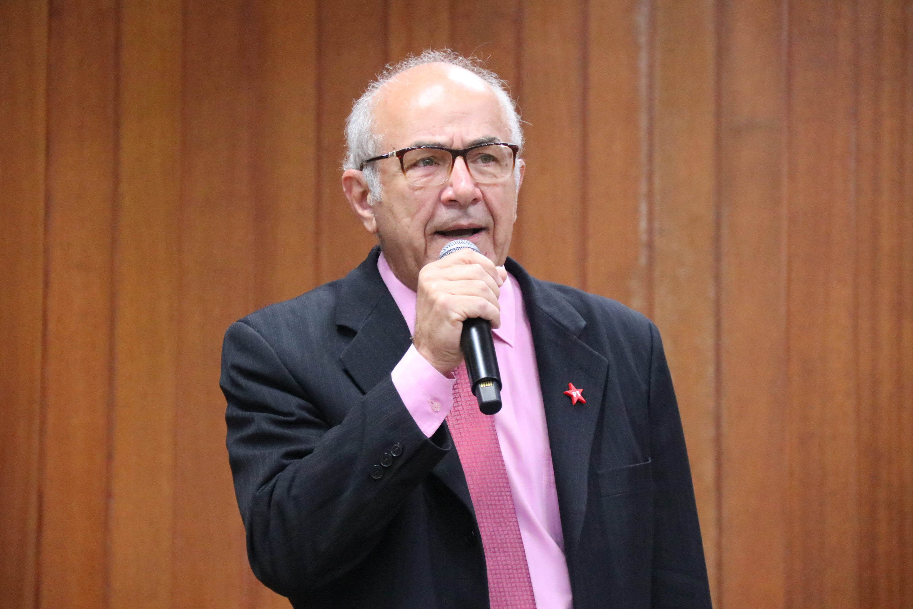 Mauro Rubem apresenta denúncia ao MP sobre uniformes comprados pela SME e não entregues às escolas