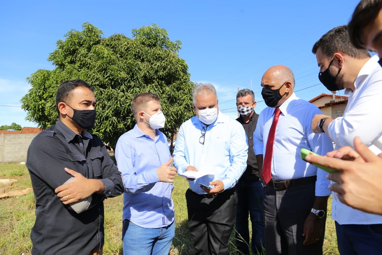 Pastor Wilson visita obras e ouve pedidos de moradores da região Noroeste