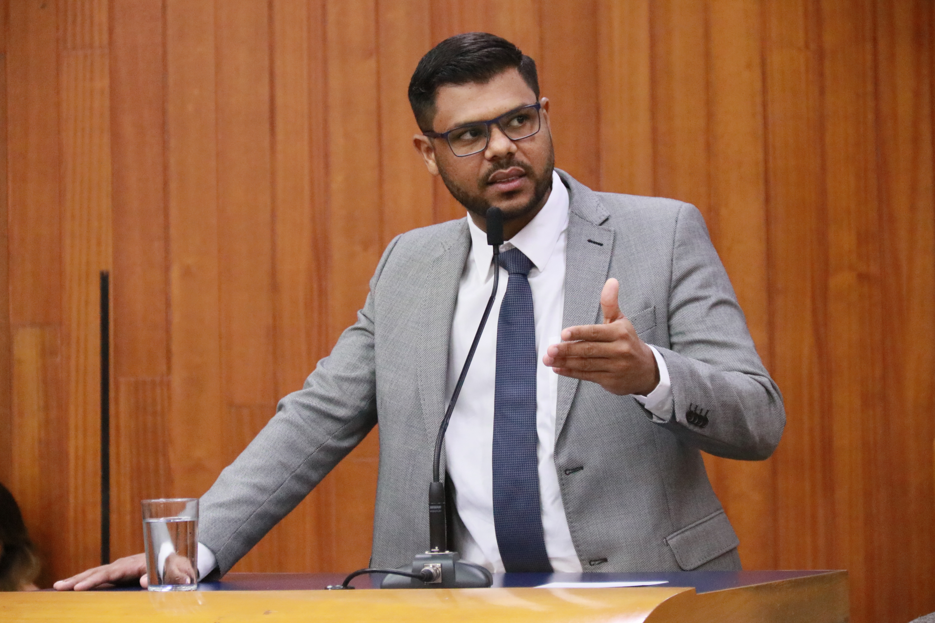 Policarpo propõe que escolas entreguem kit alimentação a alunos