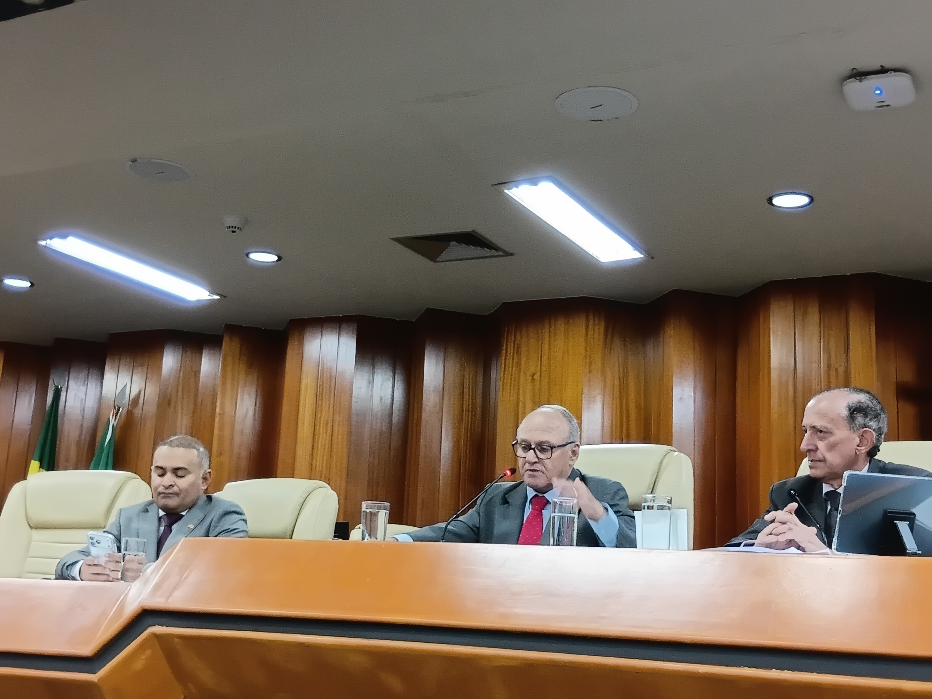 Prefeito deixa Câmara antes de questionamentos, que são respondidos por secretário da Fazenda