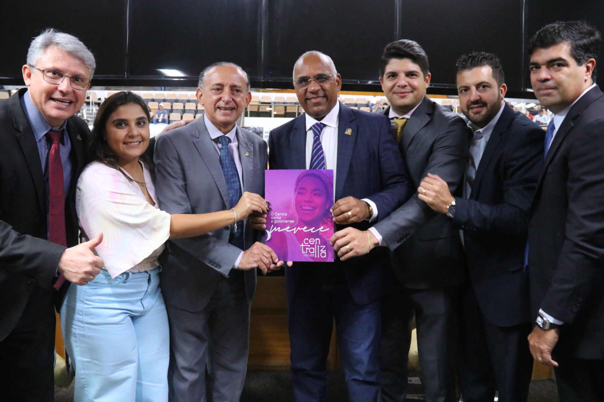 Em Plenário, prefeito Rogério Cruz entrega projeto para requalificação do Centro de Goiânia