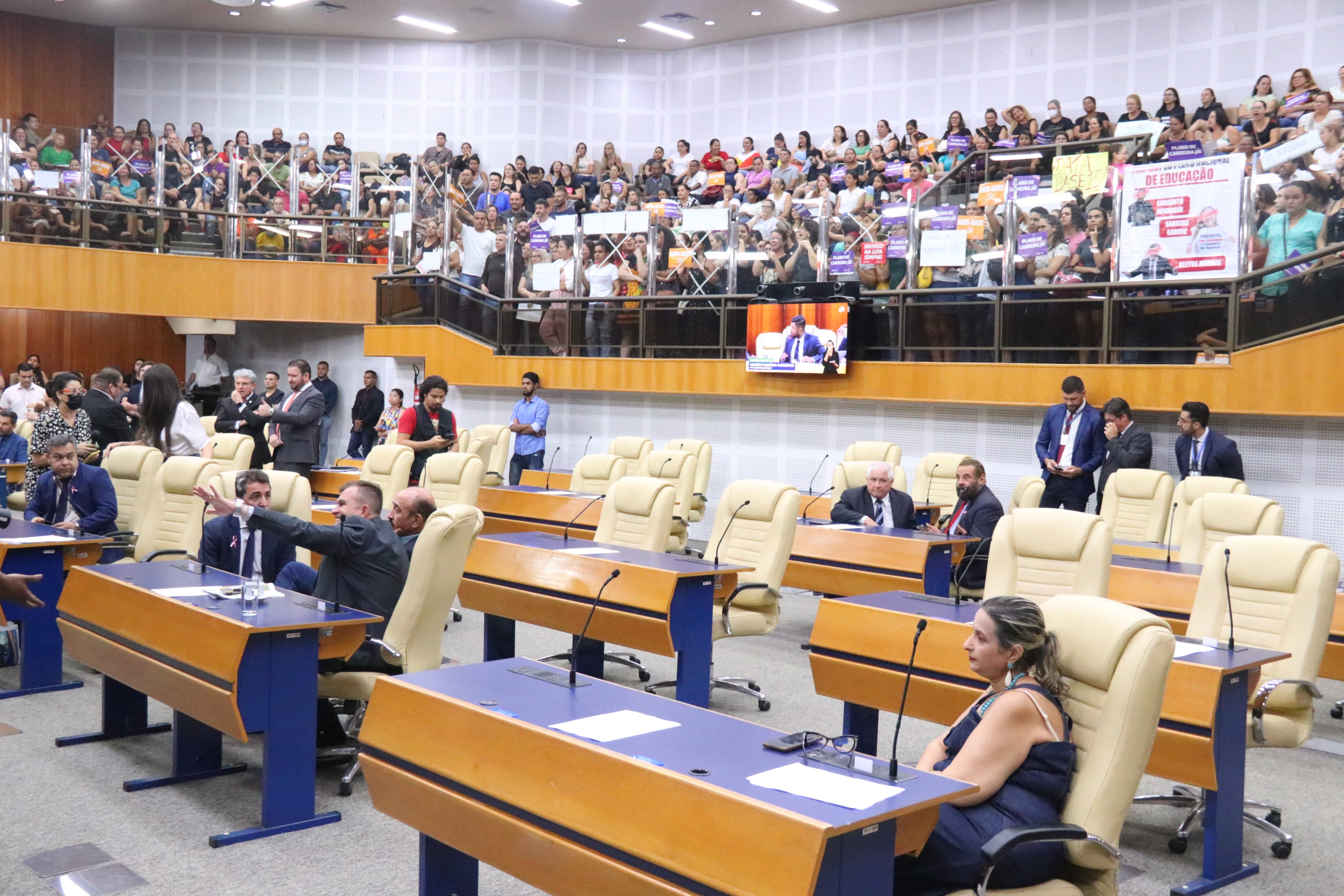 Em 1ª votação, Plenário aprova prorrogação de contratos temporários de servidores da Educação