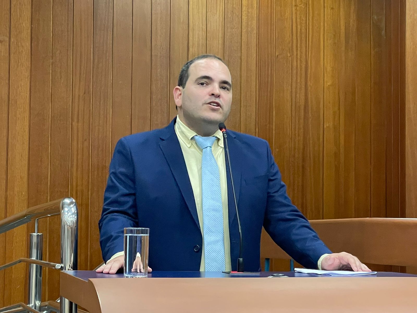 Projeto determina permanência de funcionários treinados para lidar com autistas em crise