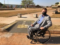 Rampa acessível é construída em frente a Câmara Municipal
