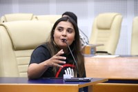 Sabrina Garcez levanta discussão sobre endometriose