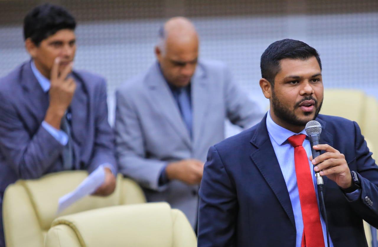 Sancionada lei de Romário Policarpo que proíbe fornecimento de canudos plásticos no comércio de Goiânia