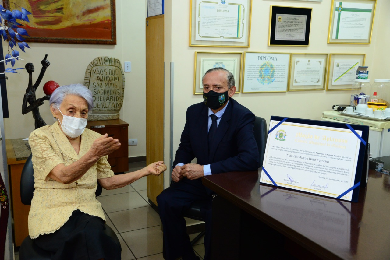 Vereador Anselmo Pereira presta homenagem à procuradora do Município