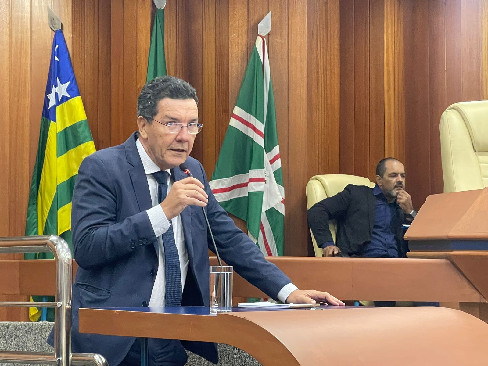 Professor Edward propõe instalação de totens de segurança em pontos de ônibus