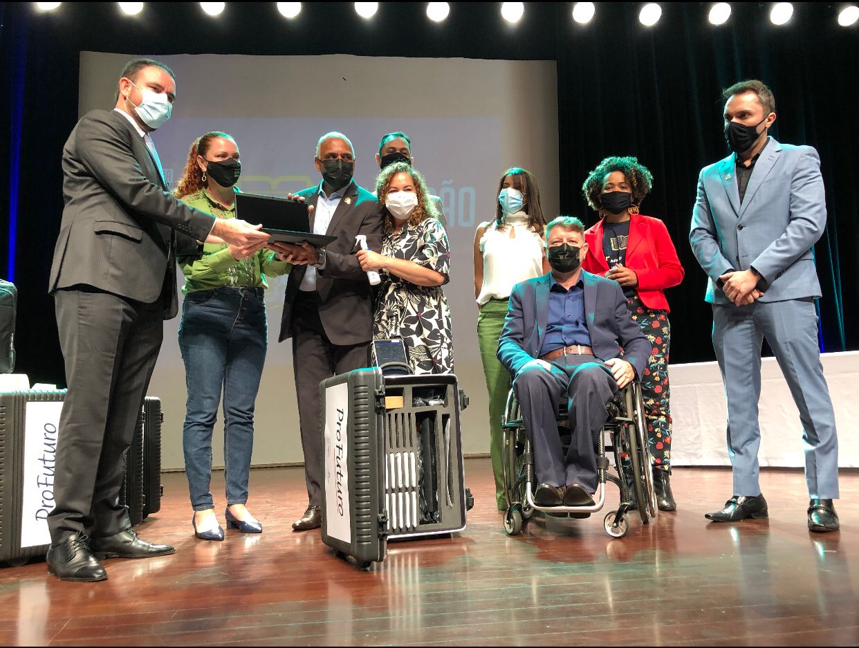 Vereador Willian Veloso participa do lançamento do Programa Smart Educação